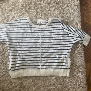 Adorable GUC slightly cropped sweater. Comfortable. Warm. Stylish.